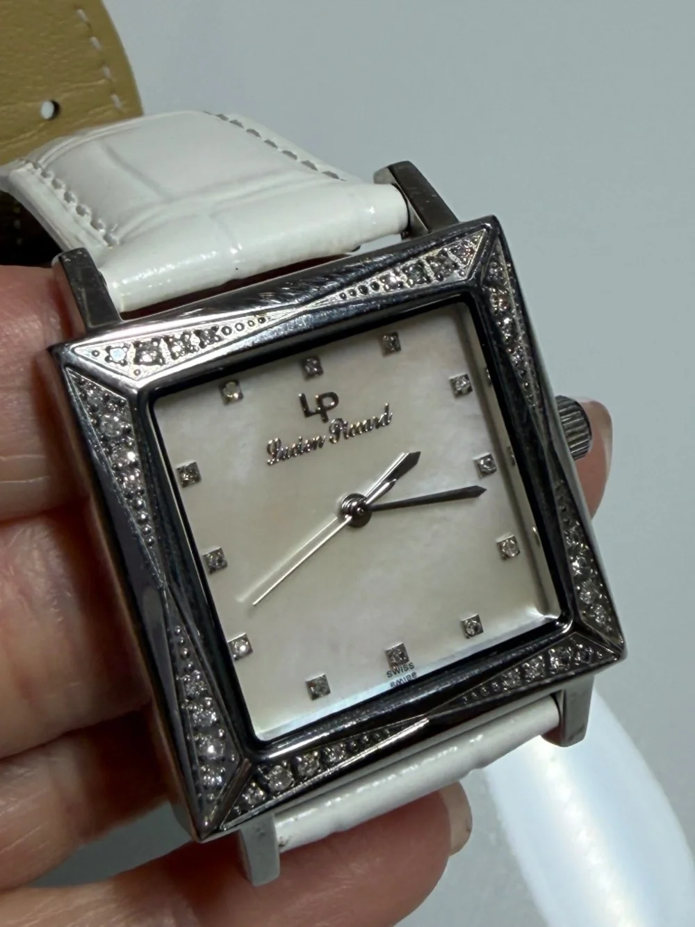 LIKE NEW! Women's Lucien Piccard Mother of Pearl Faced Watch - Picture 2 of 11